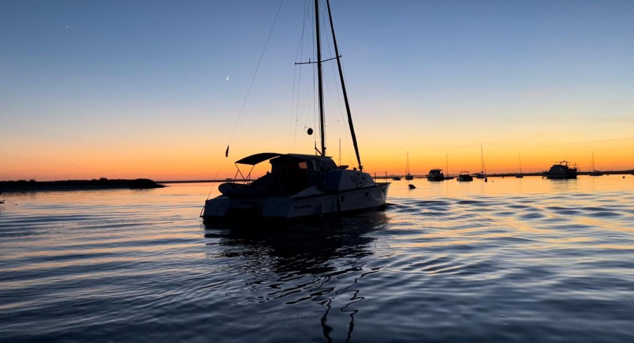 Отель Barco Casa Catamara Sleepandboat Фару Экстерьер фото