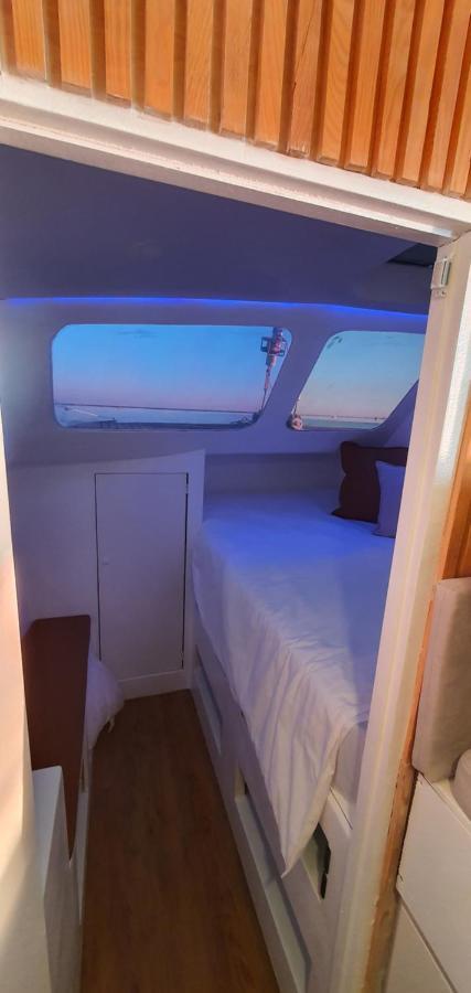 Отель Barco Casa Catamara Sleepandboat Фару Экстерьер фото