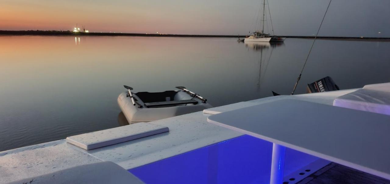 Отель Barco Casa Catamara Sleepandboat Фару Экстерьер фото