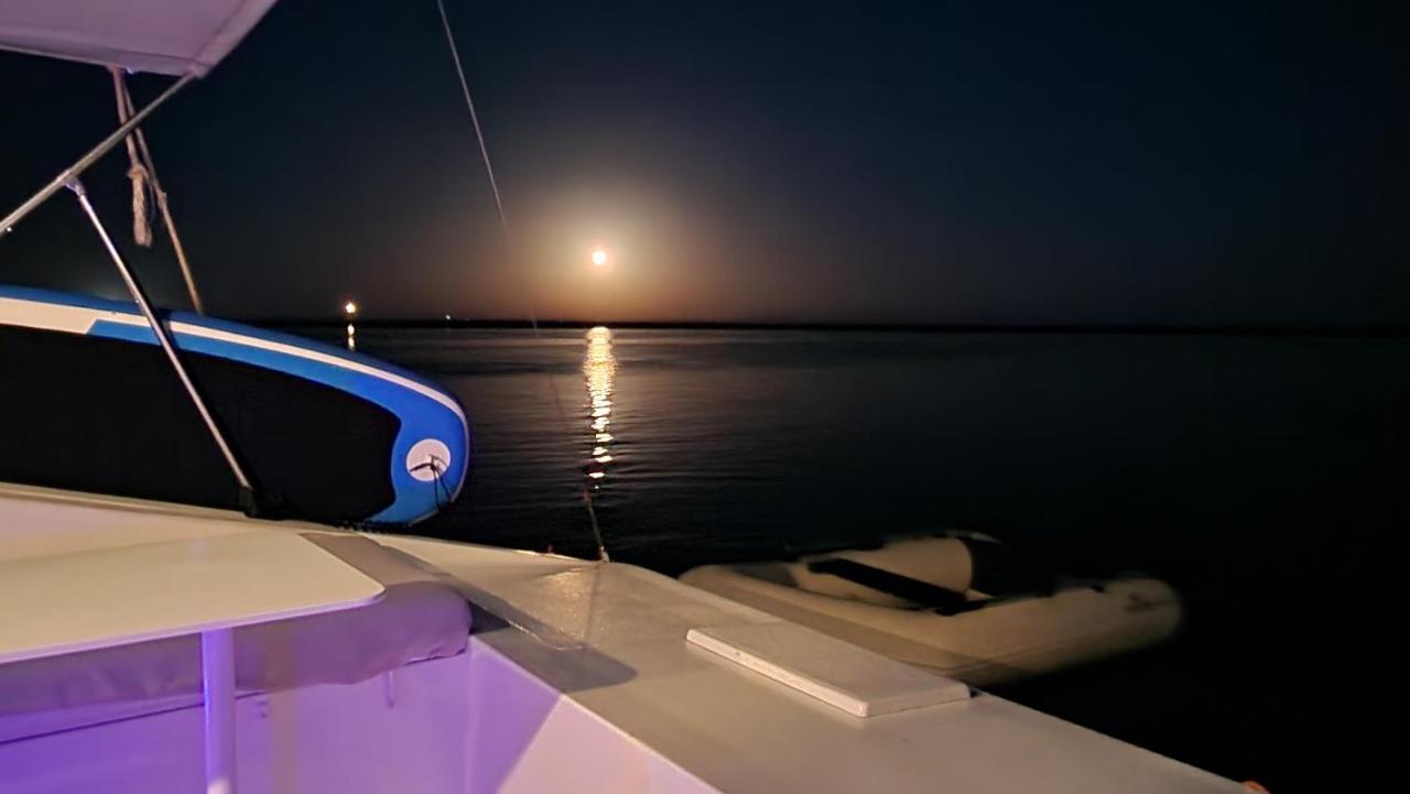 Отель Barco Casa Catamara Sleepandboat Фару Экстерьер фото